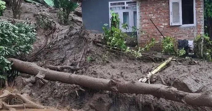 Десятки домов ушли под воду из за мощного оползня в Индии ВИДЕО