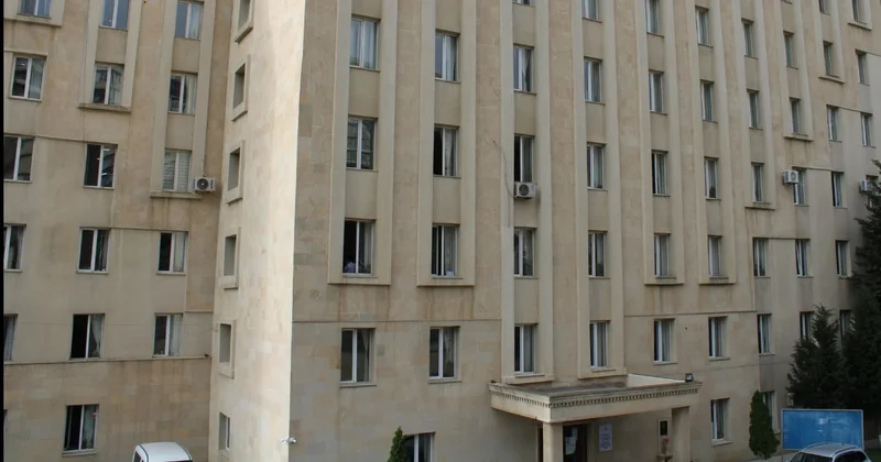 “Günlərdir növbədəyik, həkimə düşə bilmirik” Suraxanı Tibb Mərkəzində niyə endokrinoloq TAPILMIR?