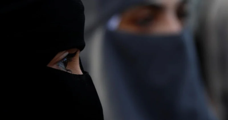 Niqabı qadağan edən qaydanı təsdiqlədilər