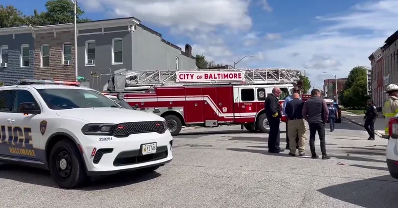 В США угнанный автомобиль врезался в автобус, много пострадавших ВИДЕО