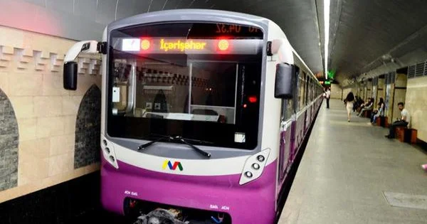 Sərnişin stansiya yoluna düşdü Metroda qorxulu anlar