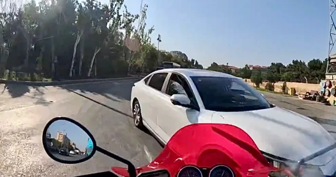Bakıda motosikletin yolunu kəsən sürücü qəza törətdi ANBAAN VİDEO