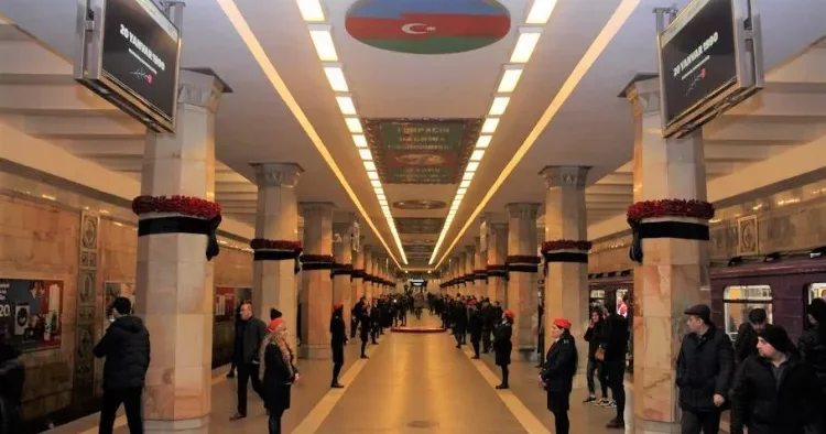 Sərnişin 20 Yanvar metrosunda qatar yoluna TULLANDI