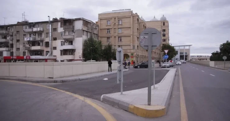 Atatürk prospektində kəskin dönüş və qəza riski: Həll yolu nədir? VİDEO