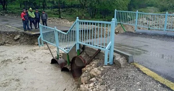 Sel zamanı dağılan bu yollar bərpa edildi