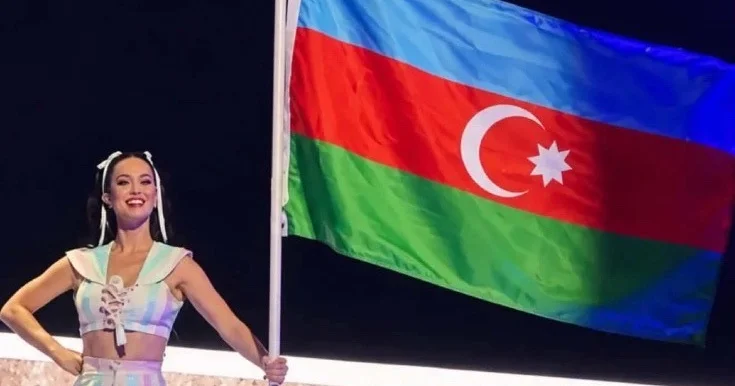 Keti Perri Bakıda bayrağımızı dalğalandırdı Video
