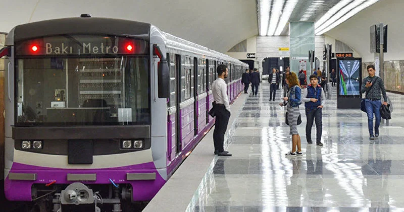 Metroda kişi qatar yoluna düşdü, hərəkət dayandı