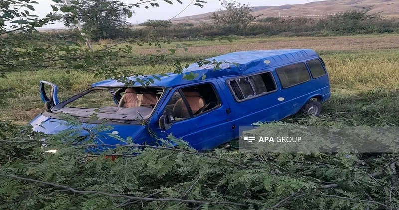 В Агстафе попал в аварию микроавтобус, перевозивший рабочих, пострадали 4 человека ФОТО