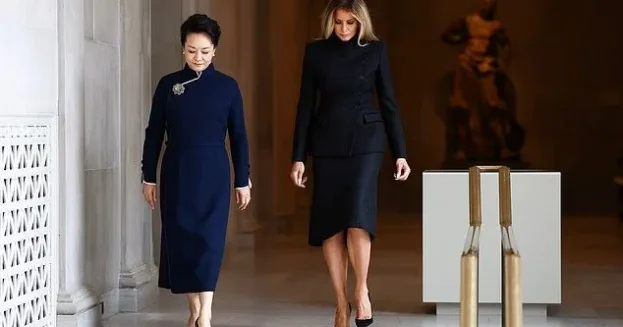 Melaniyanın generala heyranlıqla baxışı manşet oldu FOTOLAR