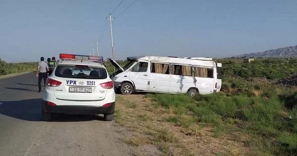Fəhlələri daşıyan mikroavtobus aşdı: yaralılar var