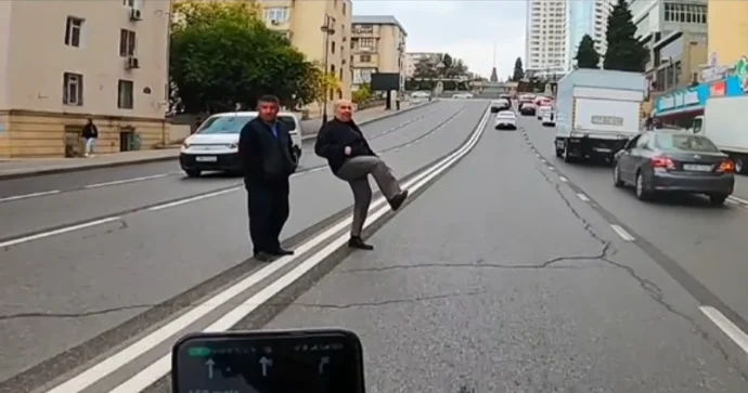 Bakıda piyada motosikletçiyə təpik atdı Təhlükəli anlar kameraya düşdü VİDEO
