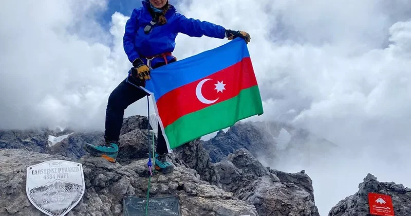 Азербайджанская альпинистка покорила вершину в Индонезии ФОТО