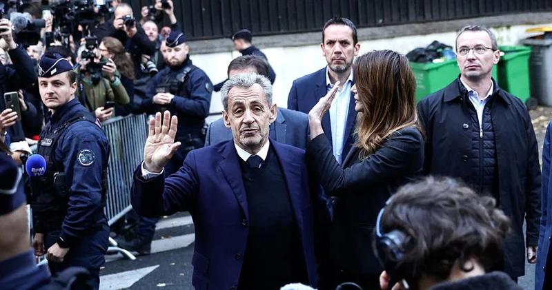 Sarkozi həbsxanada baba oldu Nəvəsinə onun adını verdilər