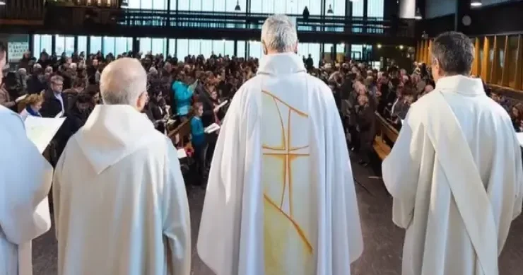 İtaliyada keşişlər minlərlə adamı zorlayıb Papa hərəkətə keçdi