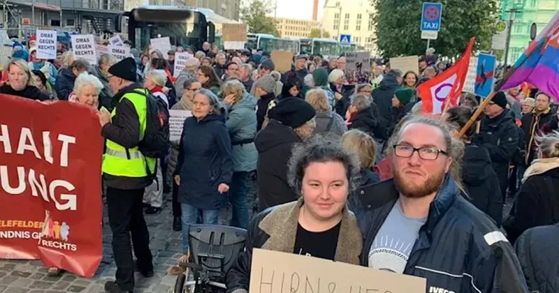 Cлова Мерца привели к митингу в немецком городе