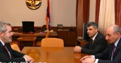 İrəvanda daşnak liderin oğlu separatçı “prezident“lərdən birinin bağışladığı tapança ilə özünü güllələdi...