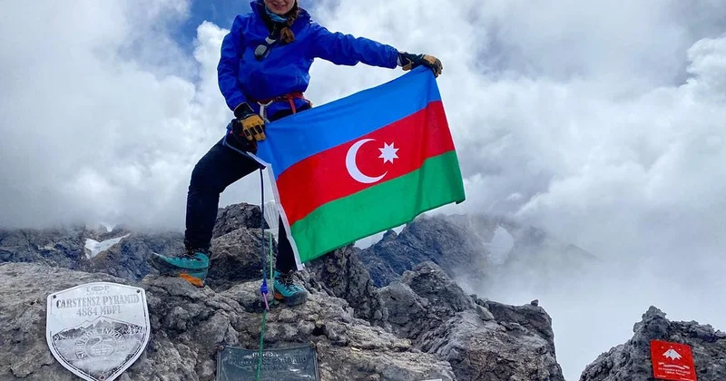 Azərbaycanlı alpinist Elmira Aslanova Caya dağının zirvəsinə qalxdı FOTO