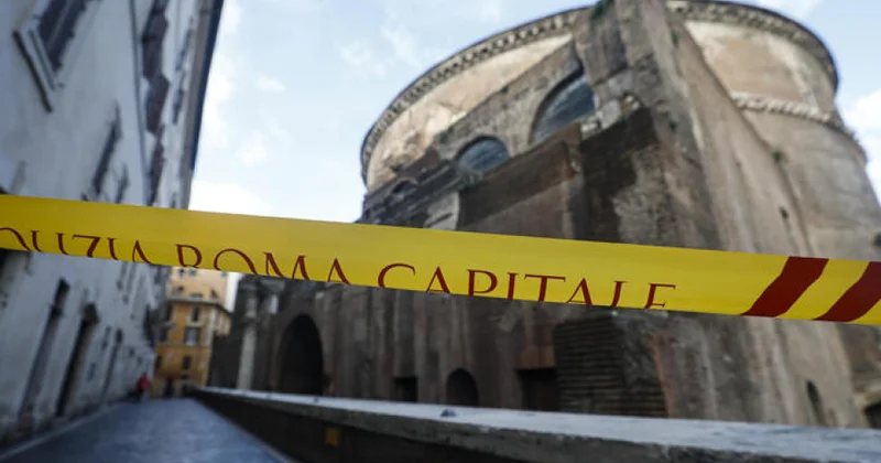 Yapon turist Roma Panteonunun divarından yıxılaraq ölüb