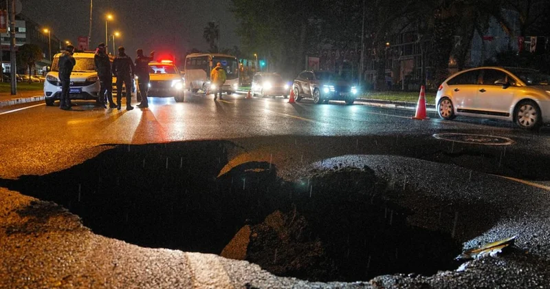 İstanbulda leysandan sonra yol çökdü FOTOLAR