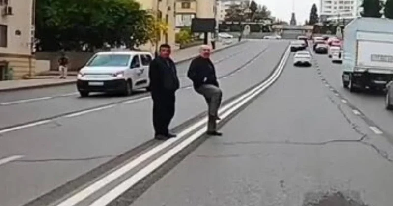 Bakıda kişi motosikletçini qəsdən yıxmaq istədi VİDEO