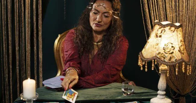 25 oktyabr üçün Tarot bürclər proqnozu tale sənə irəliləmək siqnalı verir