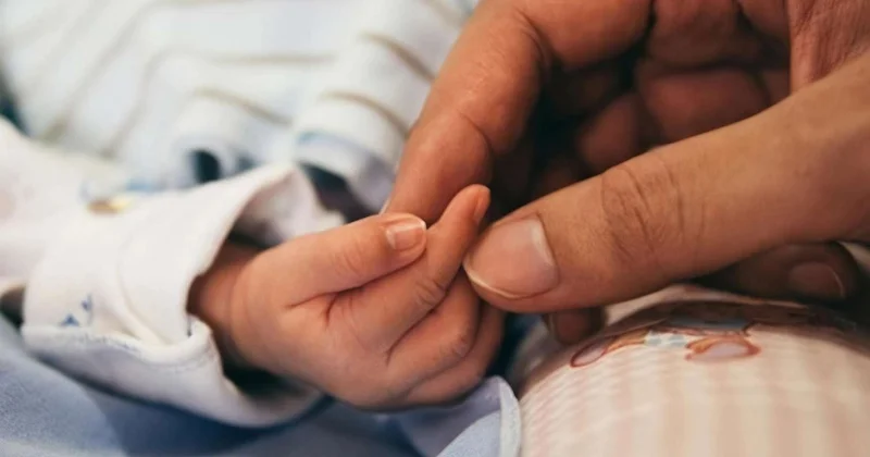“Həkimlər doğuşu əlcəksiz icra edib, uşağım infeksiyaya yoluxub”