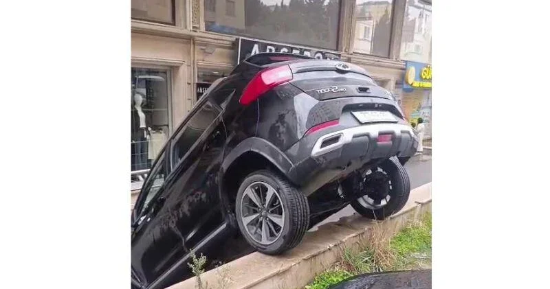 В Хырдалане автомобиль перевернулся при парковке ВИДЕО