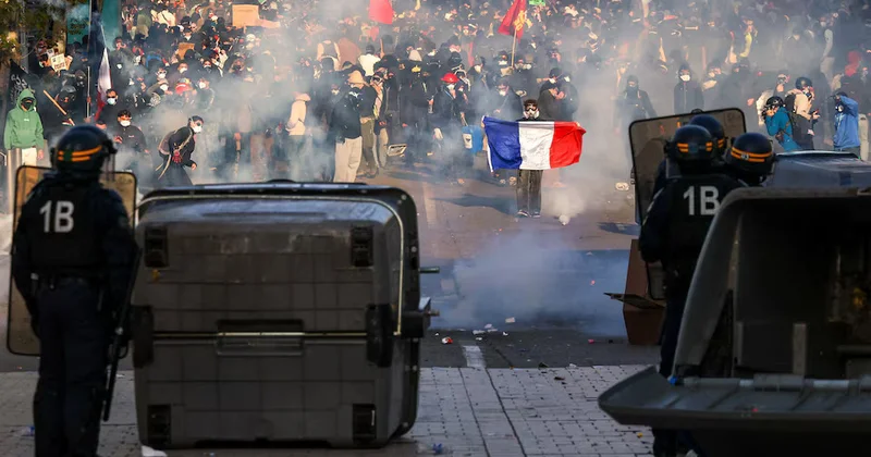 Во Франции возобновились митинги против повышения цен