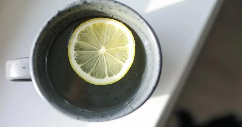 Səhərlər acqarına limonlu su içənlərə xəbərdarlıq: İçmədən əvvəl 2 dəfə düşünün