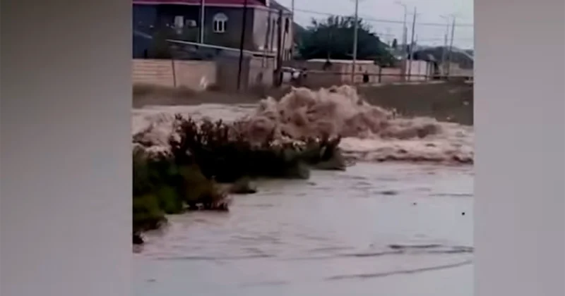 Sumqayıtda kəmər partlayıb, evləri su basıb Video