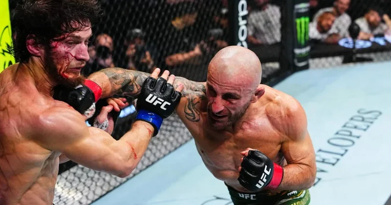 Волкановски защитил чемпионский пояс UFC ВИДЕО