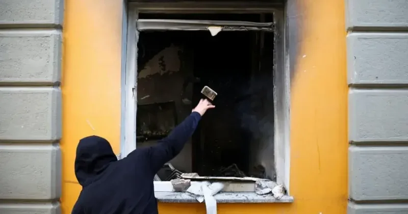 Протестующие в Албании устроили пожар в здании мэрии