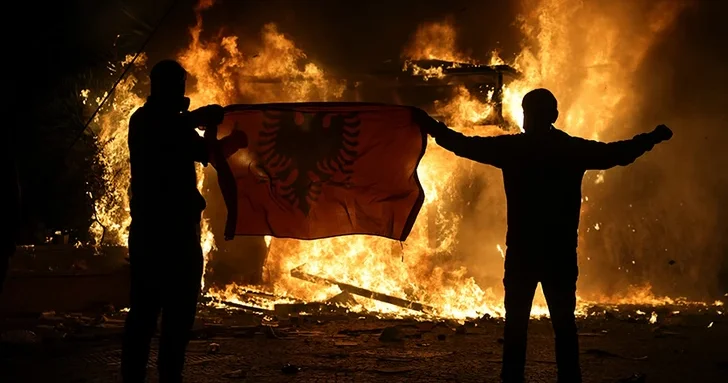 В Албании протестующие подожгли здание мэрии