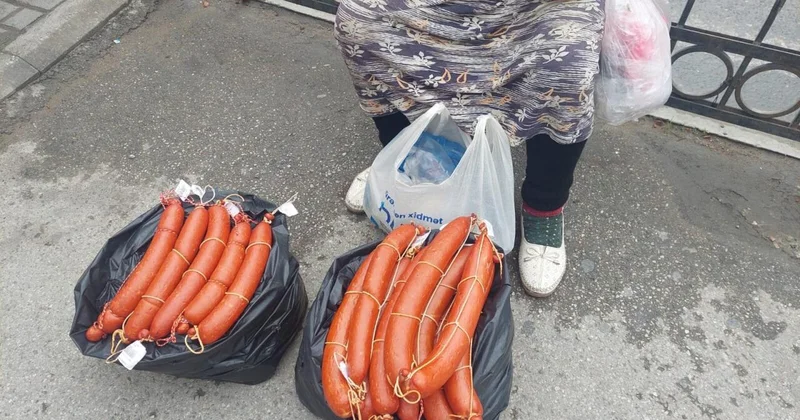 8 km bazarının yanında məqalələri yapon dilinə çap olunan alim kolbasa satır (Foto)