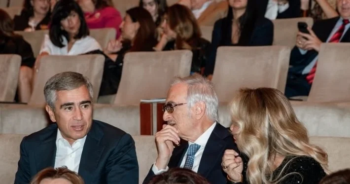 Polad Bülbüloğlu yeni xanımı ilə ANAR ƏLƏKBƏROV PAYLAŞDI