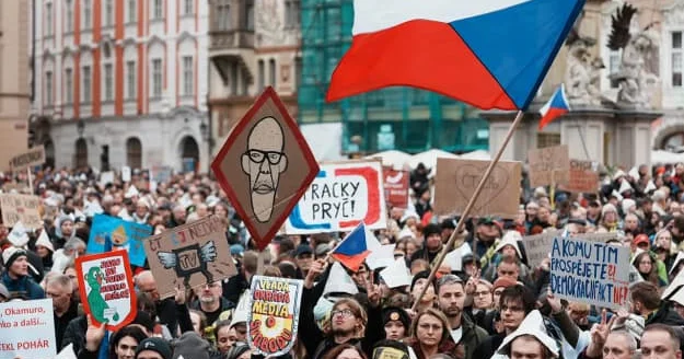 В Праге сотни людей протестуют против изменения системы финансирования общественных СМИ