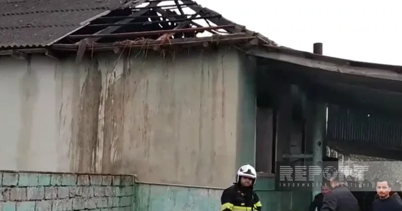 В Сальяне молния ударила в жилой дом и вызвала пожар