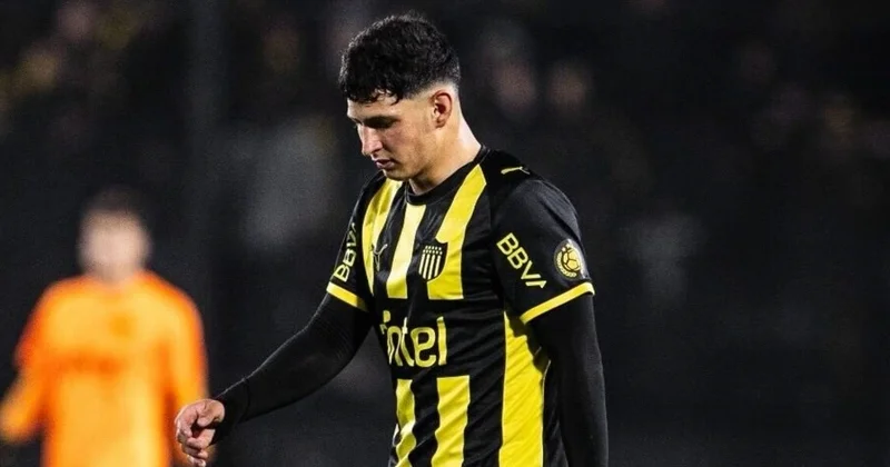 Futbolçu rəqibinə kömək etdiyi üçün təhqirlərlə üzləşdi və ağladı VİDEO