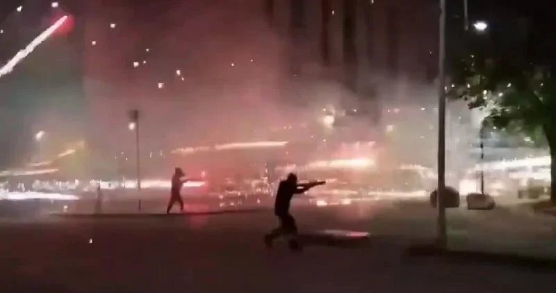 Албанские протестующие обстреливают полицию фейерверками ВИДЕО