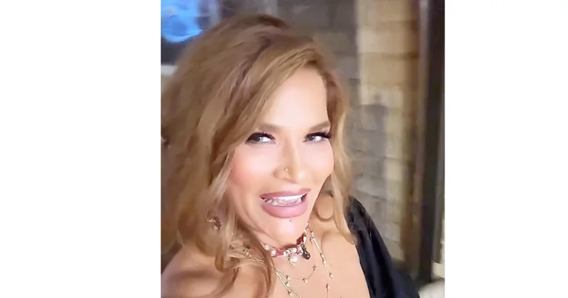 Əməkdar artist dekolteli geyimi ilə diqqət çəkdi (Video)