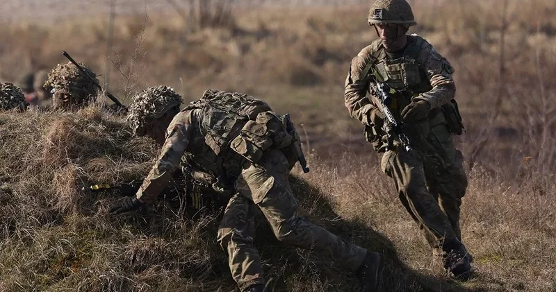Britaniya və Fransa NATO nun müdafiəsi üçün desant əməliyyatı keçirib