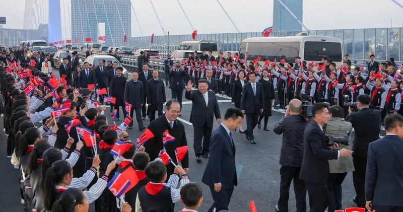 Kim Çen In Çindən Şimali Koreyaya yeni körpü ilə qayıtdı
