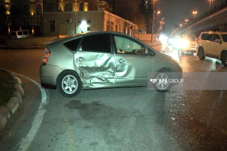 Bakıda “Prius” BMW ilə toqquşdü FOTO