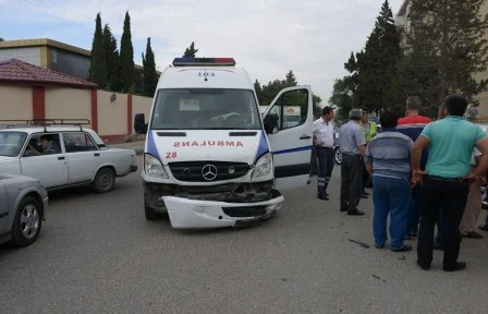 Gəncədə təcili tibbi yardım maşını qəza törətdi: ölən var