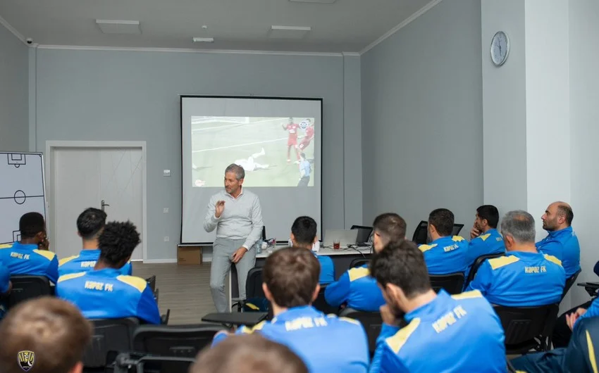 De Blekere Kəpəzin futbolçuları ilə görüşüb