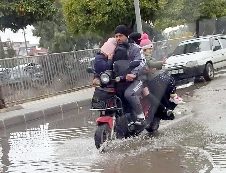 Motosikldə təhlükəli səyahət: Altı nəfər mindi