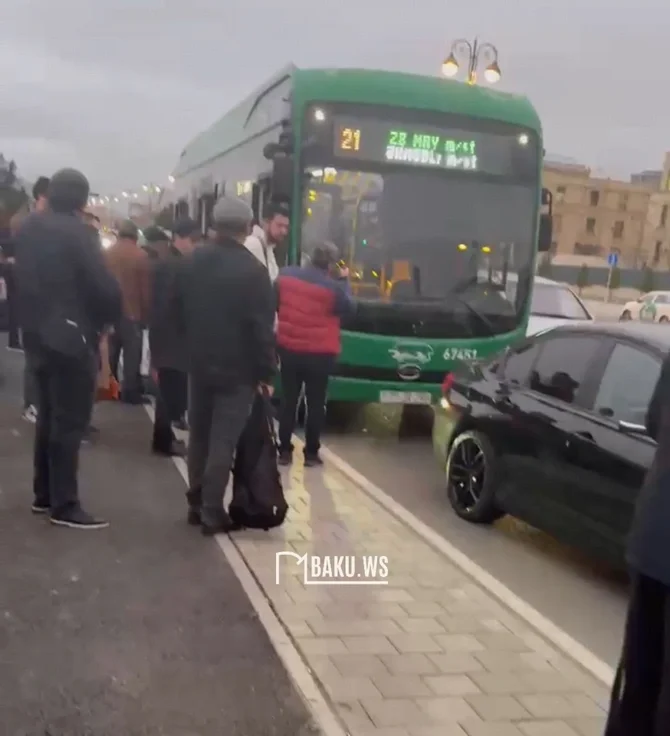 Bakıda avtobusla minik maşını toqquşdu Xəbər saytı Son xəbərlər və Hadisələr