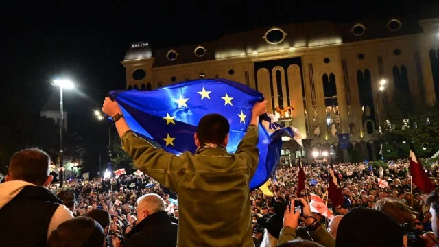 Gürcüstan parlamentinin binası yaxınlığında hərbi texnika yerləşdirilib