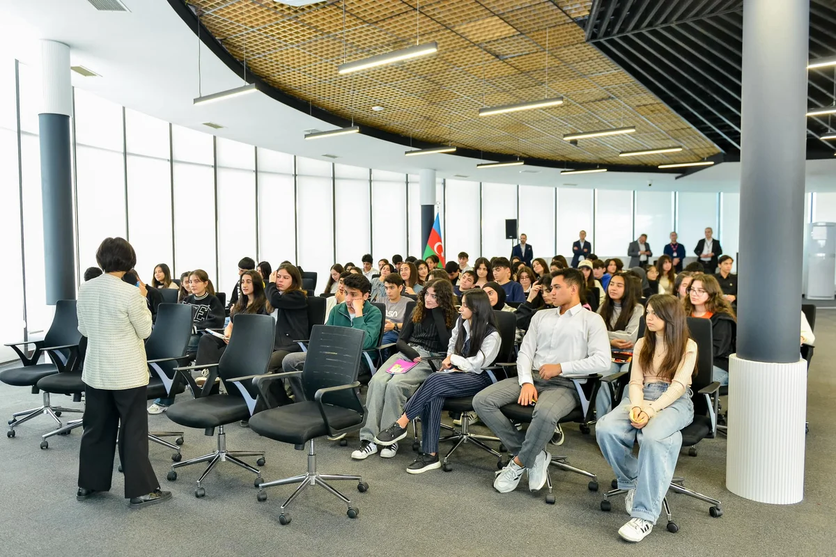 Təqaüd qazanmış abituriyentlərlə “Veysəloğlu Şirkətində görüş keçirilib FOTO