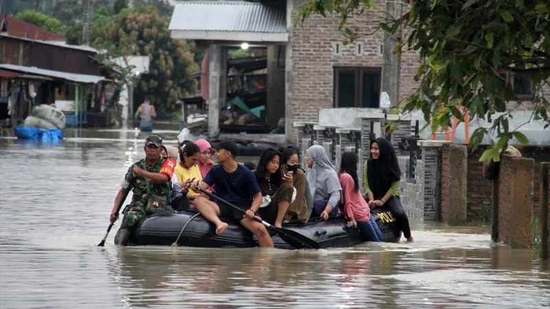 Sumatra adasında təbii fəlakət ölənlər, itənlər, yaralananlar var